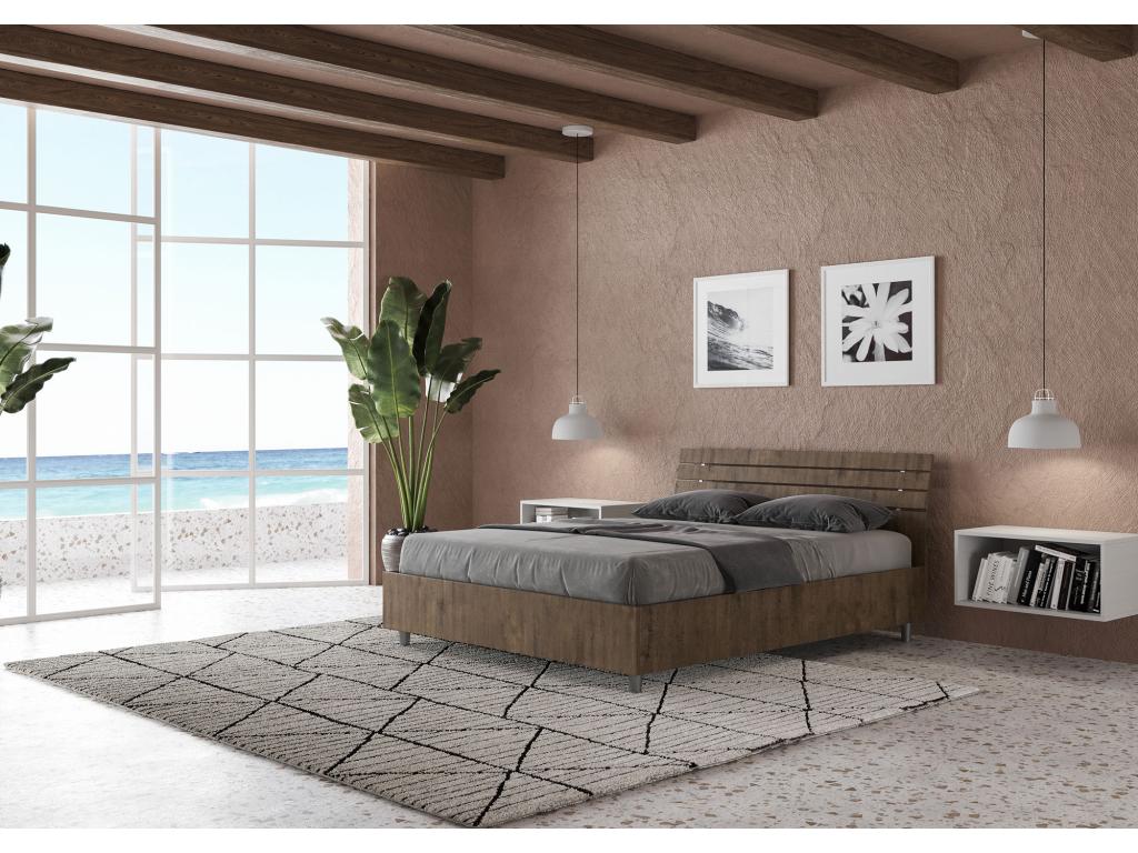 Lit sans sommier 140x190 tête de lit inclinée avec des lames noyer Meubiana